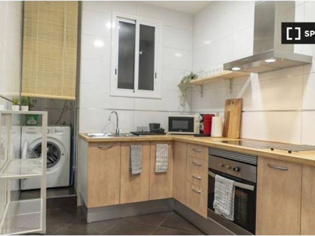 Se alquila habitación en piso compartido de 4 habitaciones en el Raval