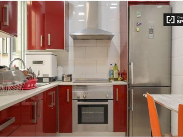Se alquila habitación en piso compartido de 4 habitaciones en Embajadores, algunos gastos incluidos