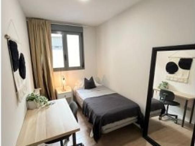 Se alquila habitación en piso compartido de 4 habitaciones en Embajadores