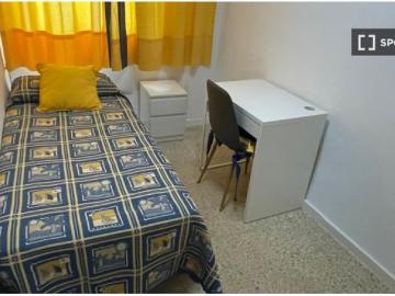Se alquila habitación en piso compartido de 4 habitaciones en Jardín de Málaga