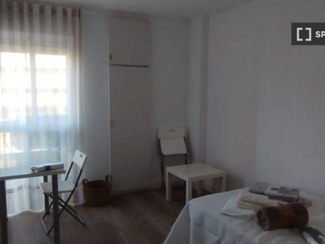 Se alquila habitación en piso compartido de 4 habitaciones en La Aurora