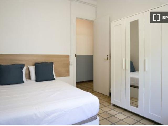 Se alquila habitación en piso compartido de 4 habitaciones en La Sagrada Familia