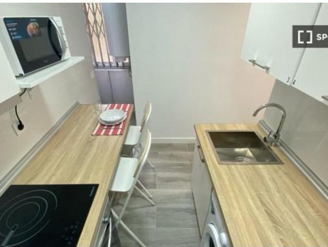Se alquila habitación en piso compartido de 4 habitaciones en Los Ángeles