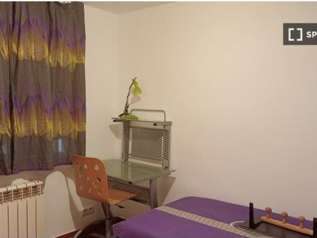 Se alquila habitación en piso compartido de 4 habitaciones en Los Cármenes, gastos incluidos