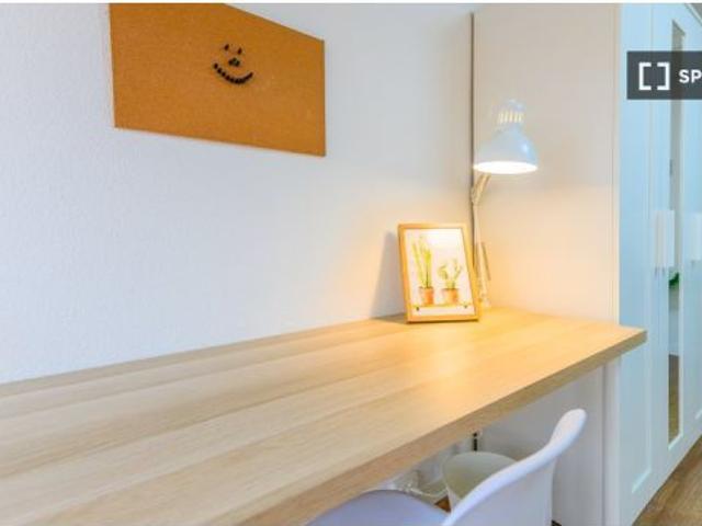 Se alquila habitación en piso compartido de 4 habitaciones en Los Rosales, todos los gastos incluido