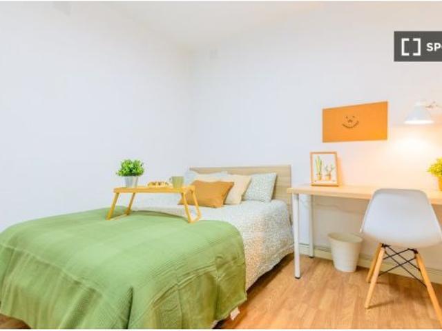 Se alquila habitación en piso compartido de 4 habitaciones en Los Rosales, todos los gastos incluido