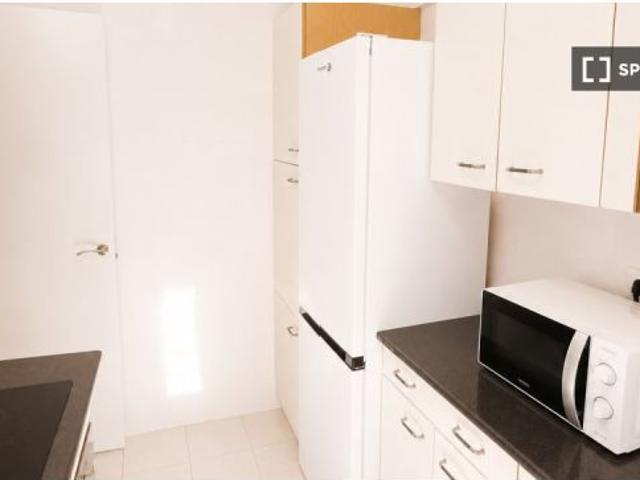 Se alquila habitación en piso compartido de 4 habitaciones en Puerta del Ángel