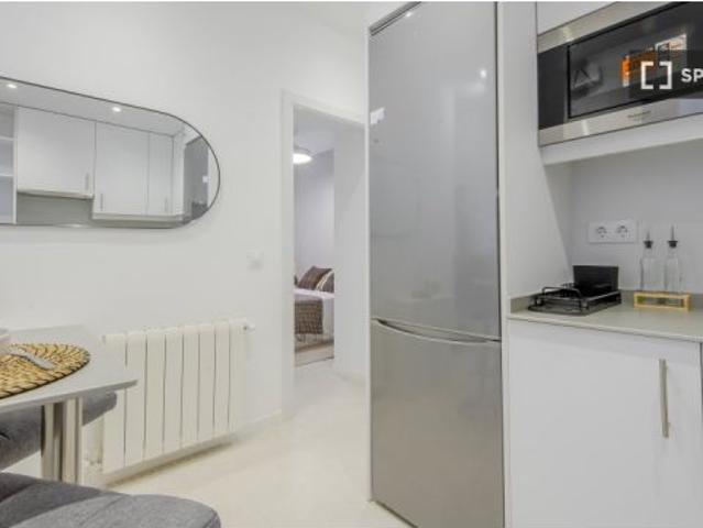 Se alquila habitación en piso compartido de 4 habitaciones en Puerta del Ángel, todos los gastos inc