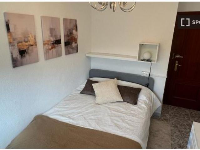 Se alquila habitación en piso compartido de 4 habitaciones en Parque Victoria Eugenia, Málaga