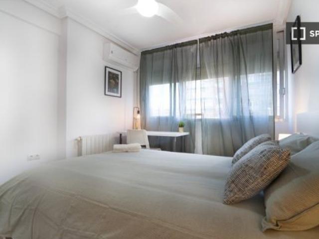 Se alquila habitación en piso compartido de 4 habitaciones en Peñagrande perfecta para profesionales