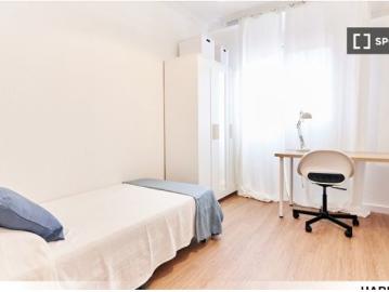 Se alquila habitación en piso compartido de 4 habitaciones en Polígono Sur, solo estudiantes