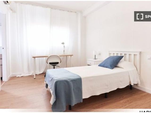 Se alquila habitación en piso compartido de 4 habitaciones en Polígono Sur, solo estudiantes