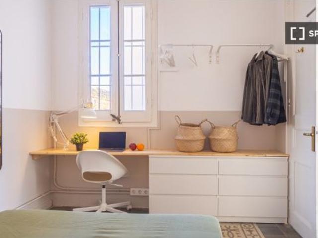 Se alquila habitación en piso compartido de 4 habitaciones en Sant Andreu, luz y agua pago fijo al p