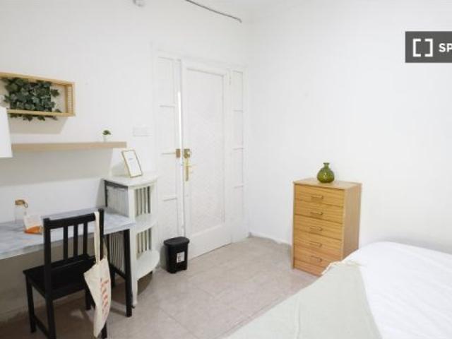 Se alquila habitación en piso compartido de 4 habitaciones en Sant Andreu, todos los gastos incluido