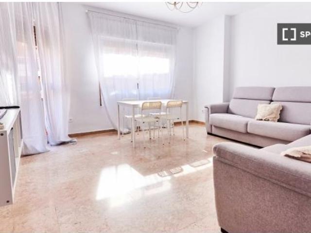 Se alquila habitación en piso compartido de 4 habitaciones en Triana
