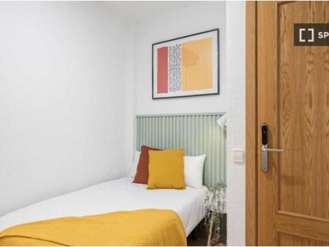 Se alquila habitación en piso compartido de 4 habitaciones en Valdeacederas, todos los gastos inclui