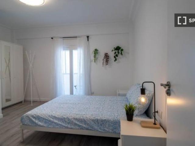 Se alquila habitación en piso compartido de 4 habitaciones en Zaragoza