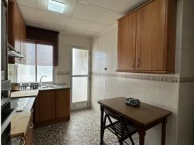 Se alquila habitación en piso compartido de 5 habitaciones en Murcia