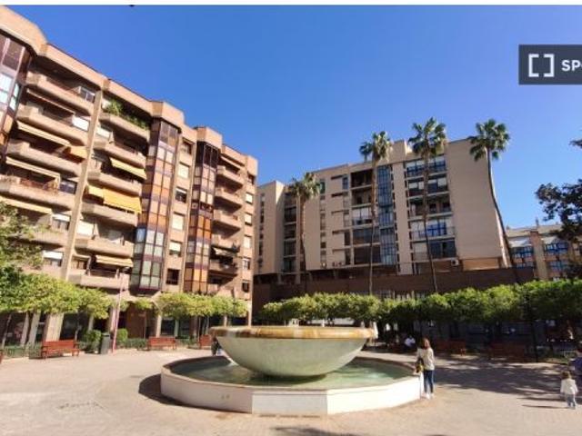 Se alquila habitación en piso compartido de 5 habitaciones en Murcia, todos los gastos incluidos, se