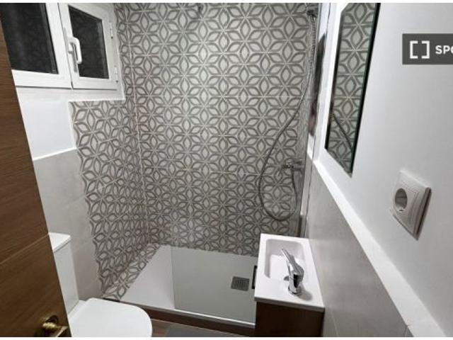 Se alquila habitación en piso compartido de 5 habitaciones en Moscardó, todos los gastos incluidos