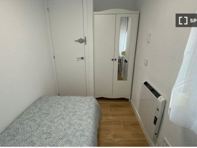 Se alquila habitación en piso compartido de 5 habitaciones en Numancia