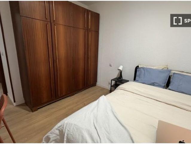 Se alquila habitación en piso compartido de 5 habitaciones en Orcasitas, gastos incluidos