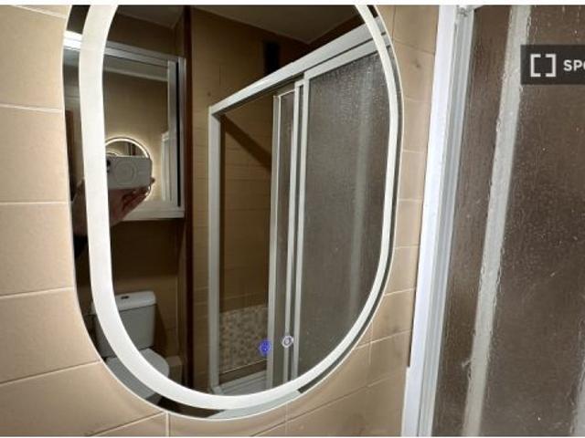 Se alquila habitación en piso compartido de 5 habitaciones en Orcasitas, gastos incluidos