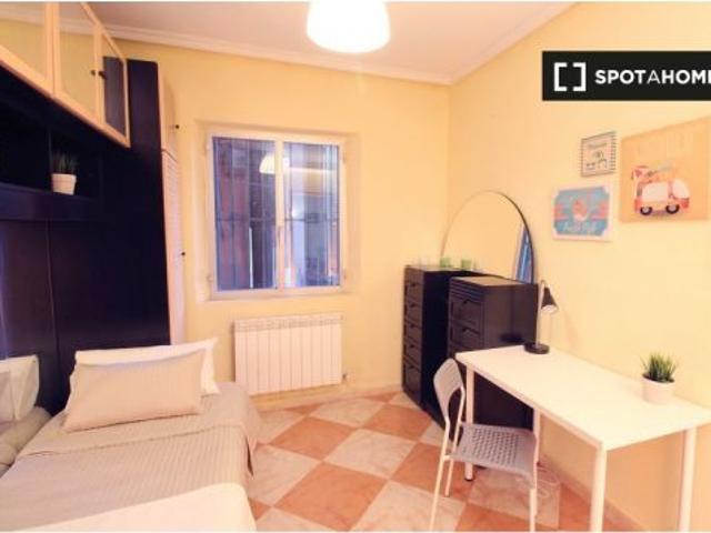 Se alquila habitación en piso compartido de 5 habitaciones en Abrantes