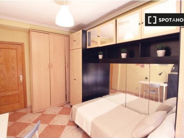 Se alquila habitación en piso compartido de 5 habitaciones en Abrantes