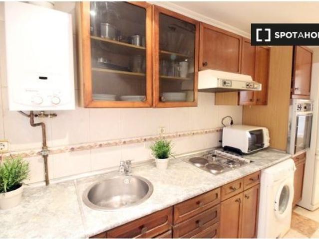 Se alquila habitación en piso compartido de 5 habitaciones en Abrantes