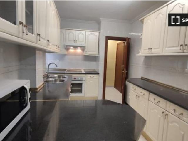Se alquila habitación en piso compartido de 5 habitaciones en Alcalá de Henares para profesionales y
