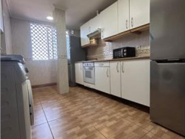 Se alquila habitación en piso compartido de 5 habitaciones en Alcalá de Henares, solo profesionales