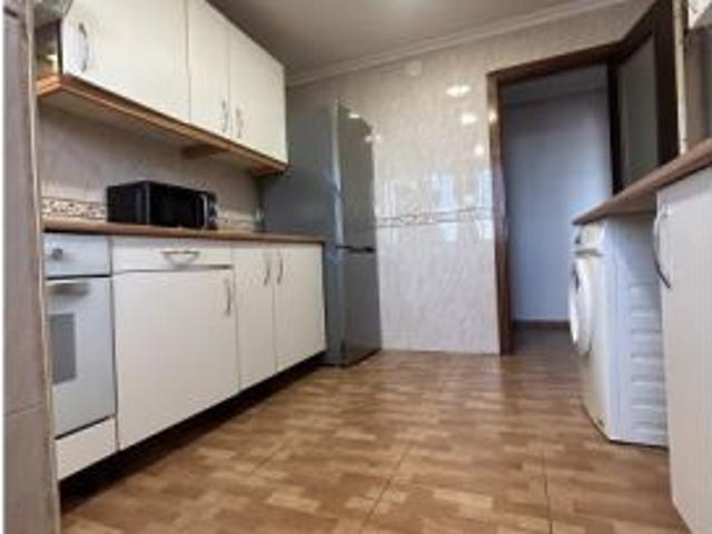 Se alquila habitación en piso compartido de 5 habitaciones en Alcalá de Henares, solo profesionales