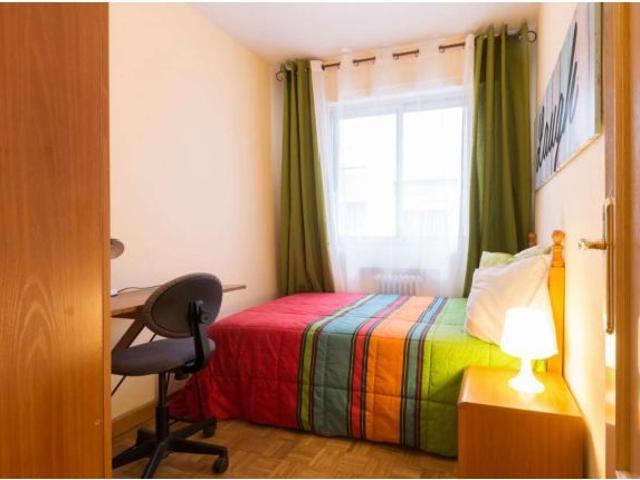 Se alquila habitación en piso compartido de 5 habitaciones en Alcalá de Henares