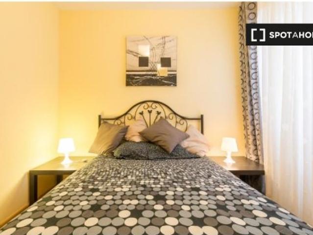 Se alquila habitación en piso compartido de 5 habitaciones en Alcalá de Henares