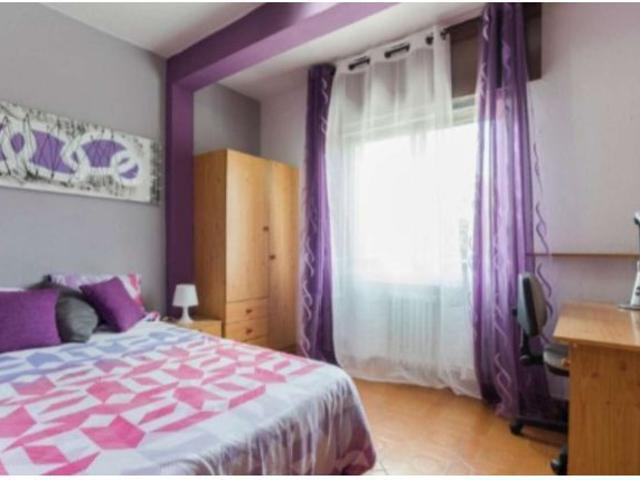 Se alquila habitación en piso compartido de 5 habitaciones en Alcalá de Henares