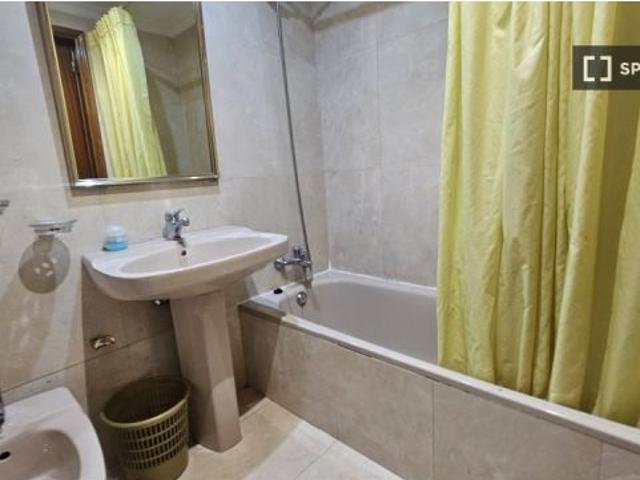 Se alquila habitación en piso compartido de 5 habitaciones en Alcalá de Henares