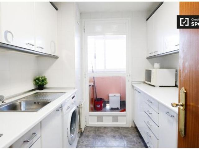 Se alquila habitación en piso compartido de 5 habitaciones en Alcalá de Henares
