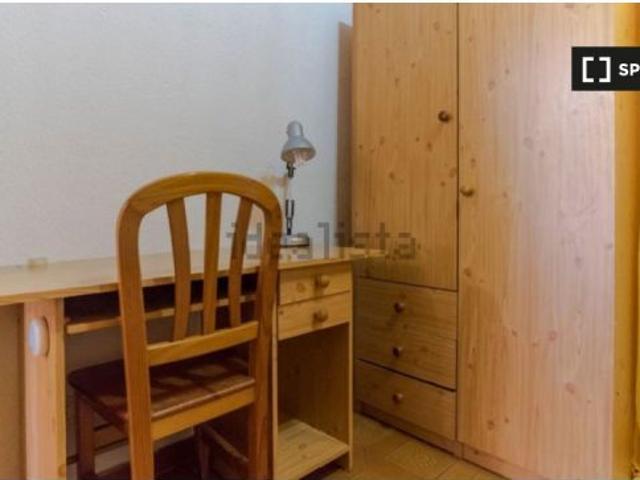Se alquila habitación en piso compartido de 5 habitaciones en Alcalá de Henares