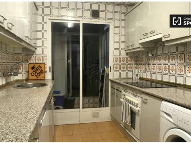 Se alquila habitación en piso compartido de 5 habitaciones en Alcalá de Henares