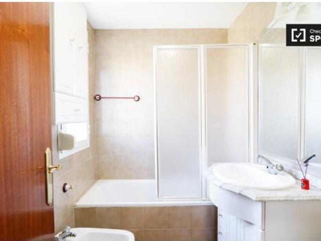 Se alquila habitación en piso compartido de 5 habitaciones en Alcalá de Henares