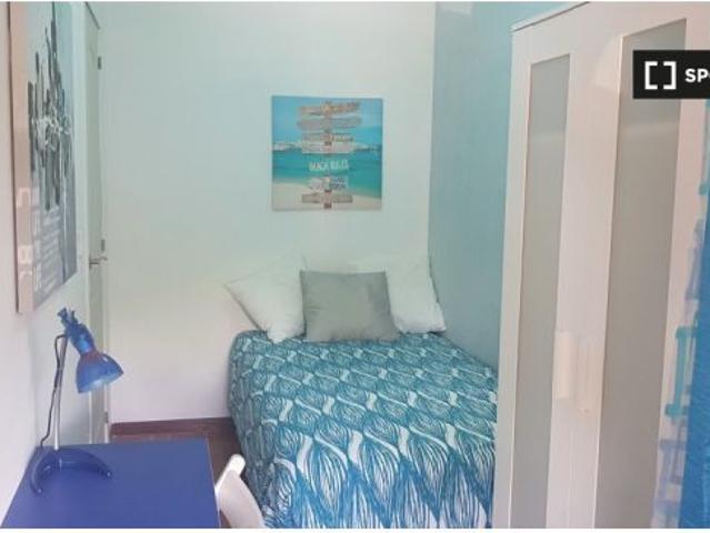 Se alquila habitación en piso compartido de 5 habitaciones en Alcalá de Henares