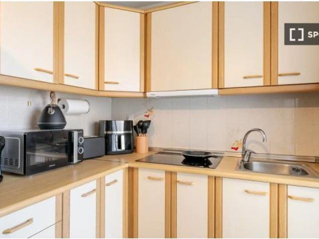 Se alquila habitación en piso compartido de 5 habitaciones en Alicante, gastos incluidos