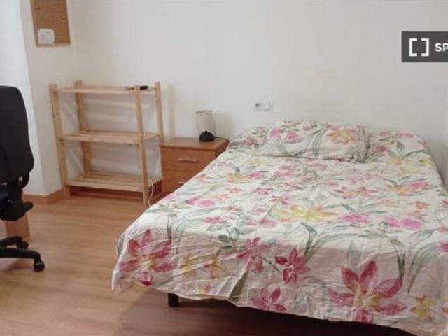 Se alquila habitación en piso compartido de 5 habitaciones en Alicante, gastos incluidos, solo estud