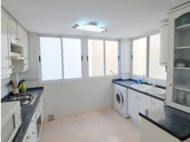 Se alquila habitación en piso compartido de 5 habitaciones en Alicante, todos los gastos incluidos