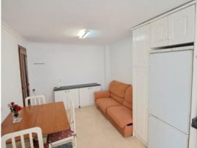Se alquila habitación en piso compartido de 5 habitaciones en Alicante, todos los gastos incluidos