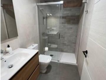 Se alquila habitación en piso compartido de 5 habitaciones en Alicante, todos los gastos incluidos