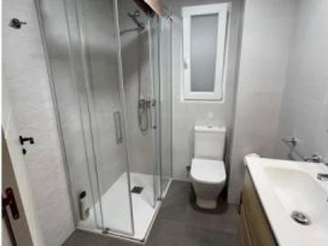 Se alquila habitación en piso compartido de 5 habitaciones en Alicante, todos los gastos incluidos