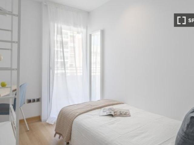 Se alquila habitación en piso compartido de 5 habitaciones en Alicante