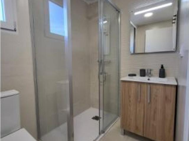 Se alquila habitación en piso compartido de 5 habitaciones en Alicante